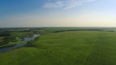 Alanları ve nehir üzerinde hızlı uçan
