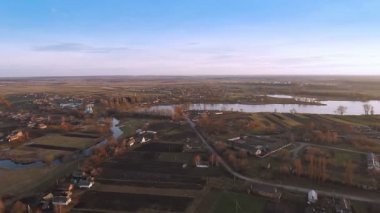 Uçan üzerinde nehir ve sonbahar alanları