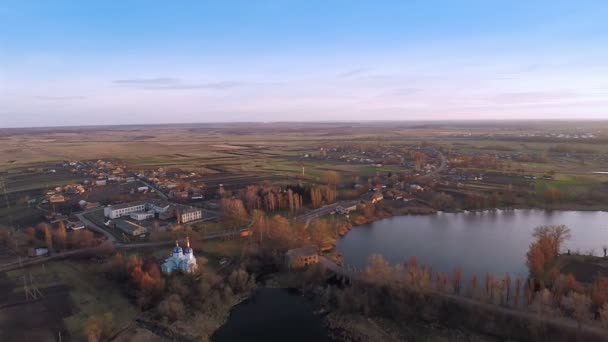 Volar sobre el río y los campos en otoño — Vídeo de stock