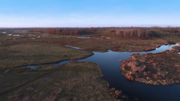 Voando sobre o rio e campos no outono — Vídeo de Stock