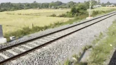 Gün batımında demiryolu rayları çelik raylar ve çakıl balast üzerinde ahşap yataklar. Perspektif çizgileri ileri gidiyor. Ulaşım altyapısı detayı. Seyahat ve seyahat kavramı