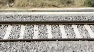 Gün batımında demiryolu rayları çelik raylar ve çakıl balast üzerinde ahşap yataklar. Perspektif çizgileri ileri gidiyor. Ulaşım altyapısı detayı. Seyahat ve seyahat kavramı