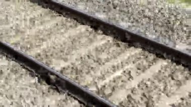 Gün batımında demiryolu rayları çelik raylar ve çakıl balast üzerinde ahşap yataklar. Perspektif çizgileri ileri gidiyor. Ulaşım altyapısı detayı. Seyahat ve seyahat kavramı