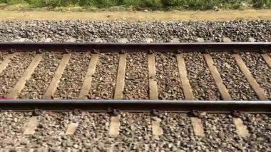 Gün batımında demiryolu rayları çelik raylar ve çakıl balast üzerinde ahşap yataklar. Perspektif çizgileri ileri gidiyor. Ulaşım altyapısı detayı. Seyahat ve seyahat kavramı