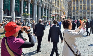Brüksel'deki Grand Place üzerinde fotoğraf çekmeye yabancı turist