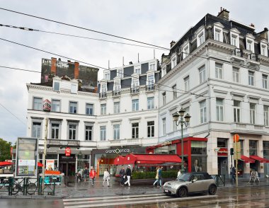 İnsanlar yağmur sırasında Louise kare üzerinde yürümek. Brussels, Belçika
