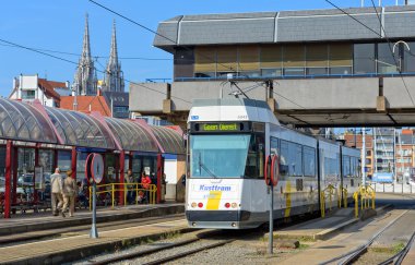 Tren istasyonunda sahil tramvay ya da Kusttram. Ostend, Belçika