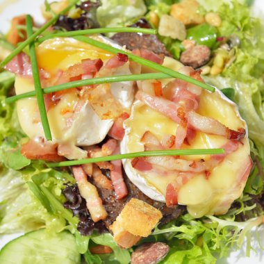 Sıcak keçi peyniri, jambon ve sebze salatası