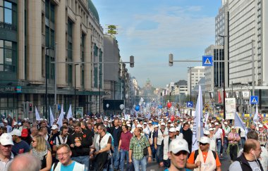 Emeklilik yönetmeliklerde değişiklikler Belçika polisi ve iş kolu Sendikalarının protesto
