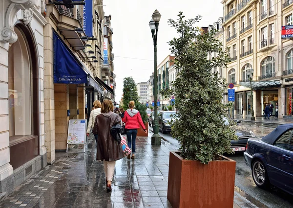 人在雨中走上大道 Louise.Brussels，比利时 — 图库照片