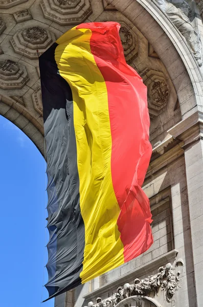 Bandiera belga sventola nell'arco di trionfo nel parco Cinquantenaire di Bruxelles, Belgio — Foto Stock