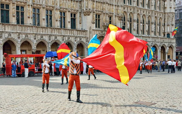 Comienza la ceremonia de plantación de Meyboom en la Grand Place de Bruselas —  Fotos de Stock