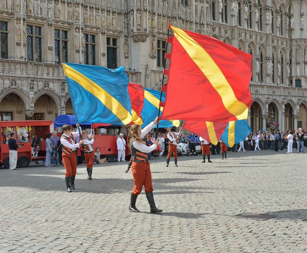 Comienza la ceremonia de plantación de Meyboom en la Grand Place de Bruselas, Bélgica —  Fotos de Stock