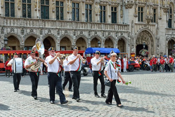 Cerimônia de Plantação de Meyboom começa na Grand Place. Bruxelas, Bélgica — Fotografia de Stock