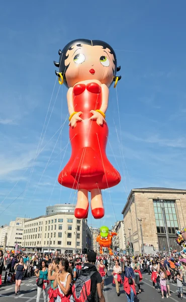 Giant cartoon character Betty Boop in defile during Balloons Day Parade in Brussels — Stock Photo, Image