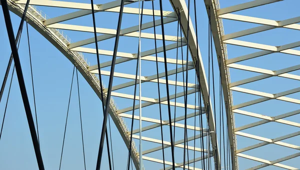 Blick in das Innere einer modernen Metallbrücke — Stockfoto