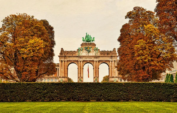 Триумфальная арка в парке Cinquantenaire в Брюсселе — стоковое фото
