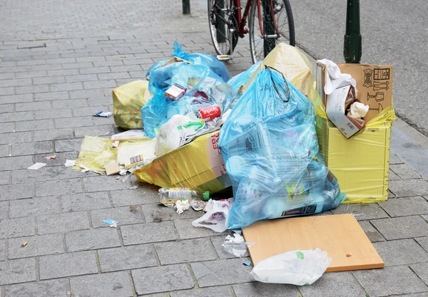 Problemas para la recogida de basura de una calle de la ciudad . — Foto de Stock