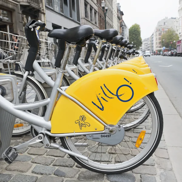 Biciclette di self-service Villo in affitto in una zona popolare di Bruxelles — Foto Stock