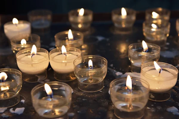 Encender velas en la iglesia católica — Foto de Stock
