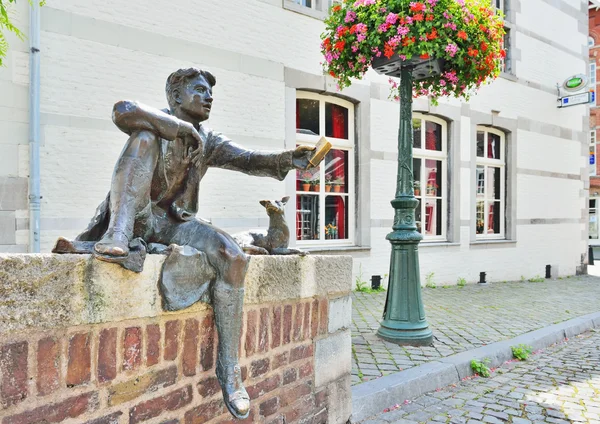 Standbeeld van een jongen en een hond of Pieke oet de Strokstraot in Maastricht, Nederland — Stockfoto