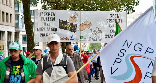 La polizia e i sindacati belgi manifestano contro i cambiamenti nei regolamenti pensionistici — Foto Stock