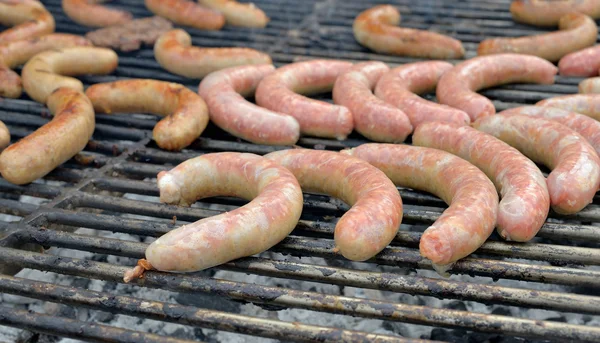 Kochen von großen Würstchen — Stockfoto