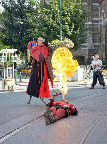 Actor callejero demuestra respiración de fuego — Foto de Stock