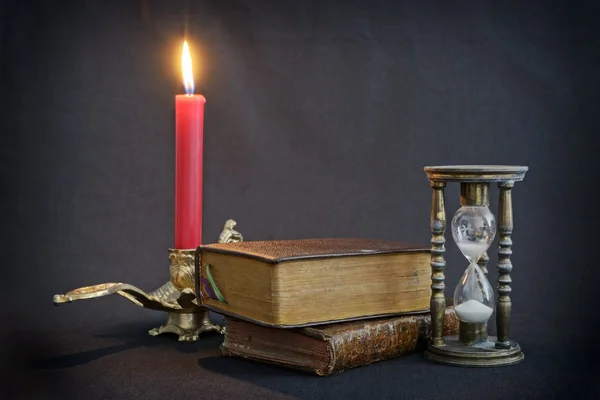 Kitaplar Vintage ve koyu arka plan üzerinde kum saati