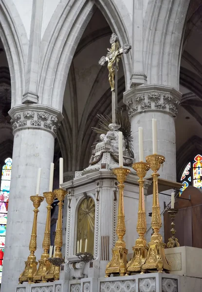 Алтарь в Коллегиальной церкви Сен-Мартен. Алст, Бельгия — стоковое фото