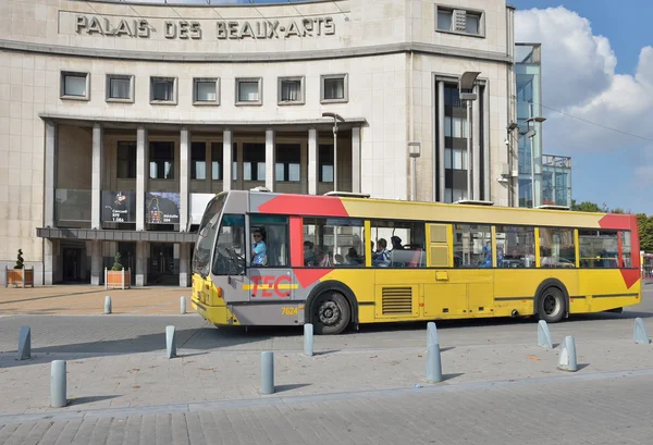 Bus arriva al Palais des Beaux-Arts nel centro di Charleroi, Belgio — Foto Stock