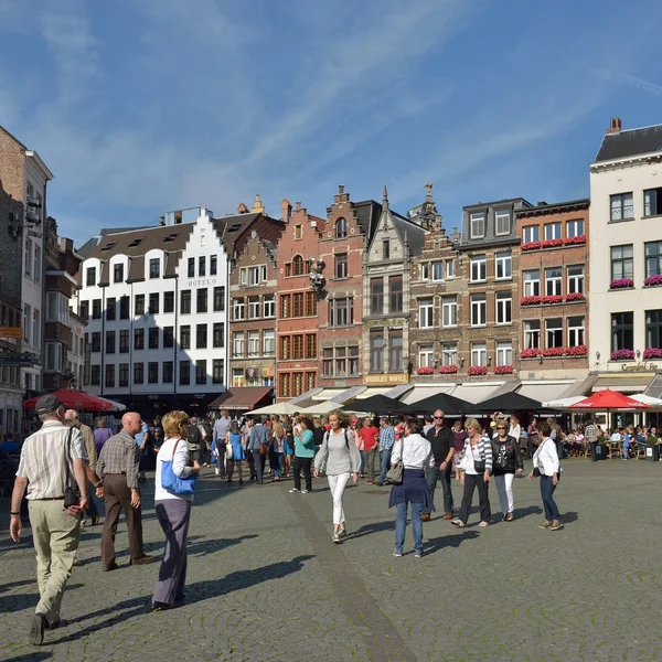 Ludzie tłoczyli się plac z przodu z katedry Matki Boskiej w Antwerpii, Belgia — Zdjęcie stockowe