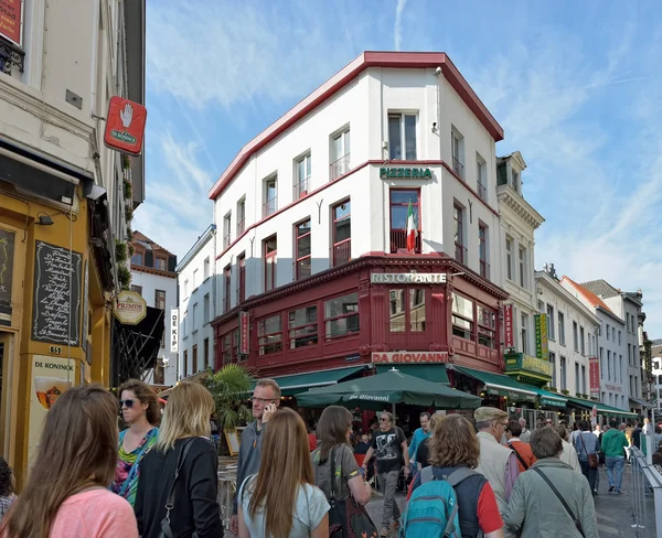 Toeristen in het centrum van Antwerpen, België — Stockfoto