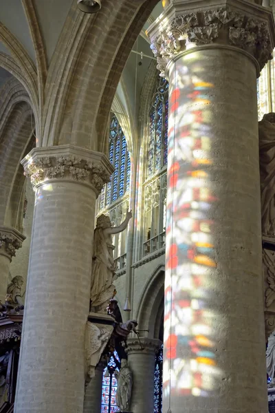 Reflections from stained glass windows in interior of gothic church Onze-Lieve-Vrouw-over-de-Dijlekerk. Mechelen, Belgium — Stock Photo, Image