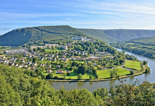 Panorama de la ciudad Revin en Francia Imagen De Stock