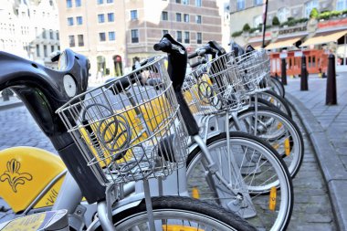 Self-Servis Villo Kiralık tarihi merkezi Brüksel, Belçika'nın sarı bisikletler