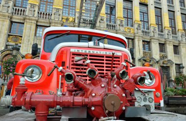 Grand Place, Brussels üzerinde maruz vintage itfaiye arabası