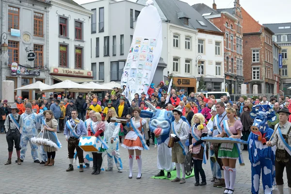 Val av prinsen och prinsessan av karnevalen i Halle, Belgien — Stockfoto