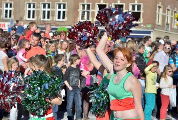 Participants as cheerleaders in defile during yearly carnival in Nivelles, Belgium — Stock Photo, Image