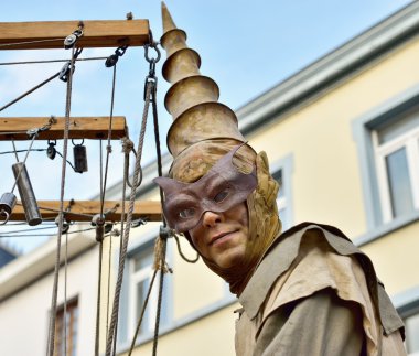 Halle, Belçika Grand Place üzerinde Halloween animasyonlar sırasında gerçeküstü şahsiyet