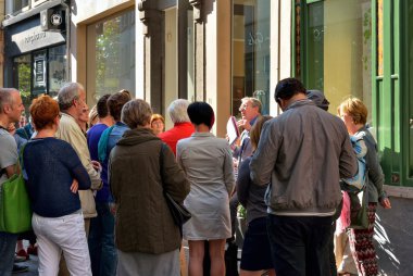 Turistler kendi kılavuzu dikkatle dinle