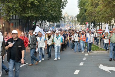 Emeklilik yönetmeliklerde değişiklikler Belçika polisi ve iş kolu Sendikalarının protesto