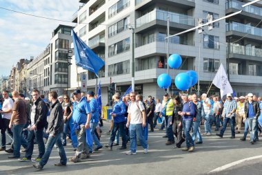 Belçika polisi emeklilik ve durum yönetmeliklerde değişiklikler karşı protestolar