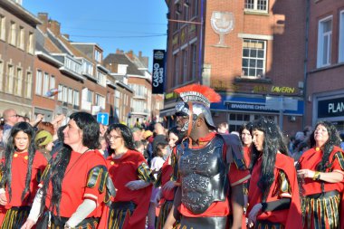 Süslü elbiseler içinde defile sırasında Nivelles, Belçika yıllık karnaval geçit katılımcılar
