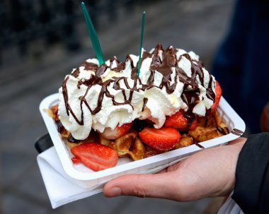 el geleneksel Brüksel zevk gaufre tutan bir turist
