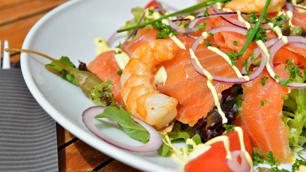 Deniz ürünleri salatası somon füme