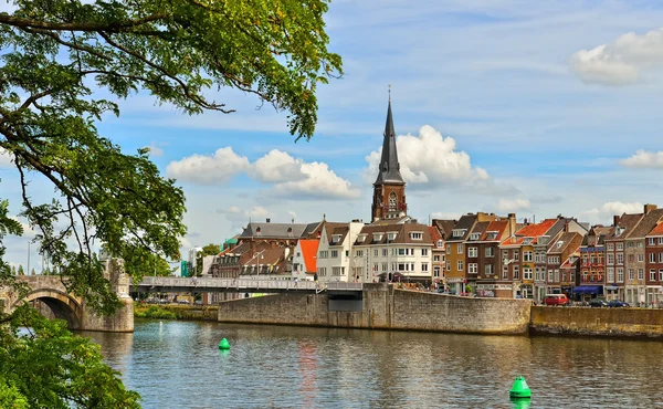 Panorama van Maastricht van de rivier de Maas — Stockfoto