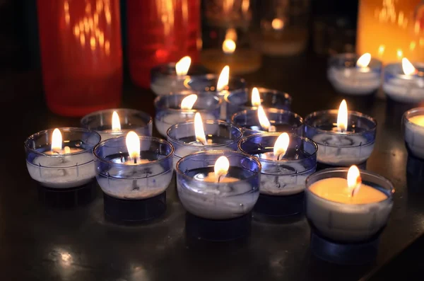 Velas coloridas na igreja católica — Fotografia de Stock