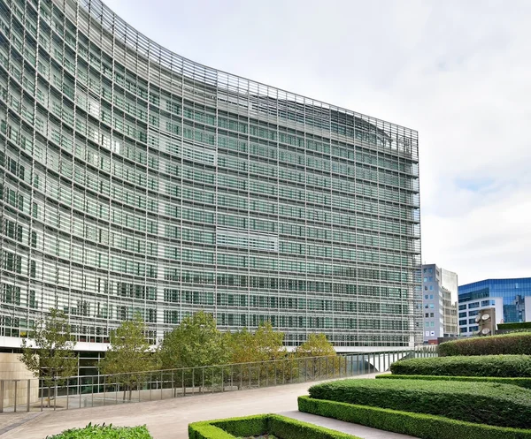 ブリュッセルの欧州委員会の近代的な建物本社します。 — ストック写真