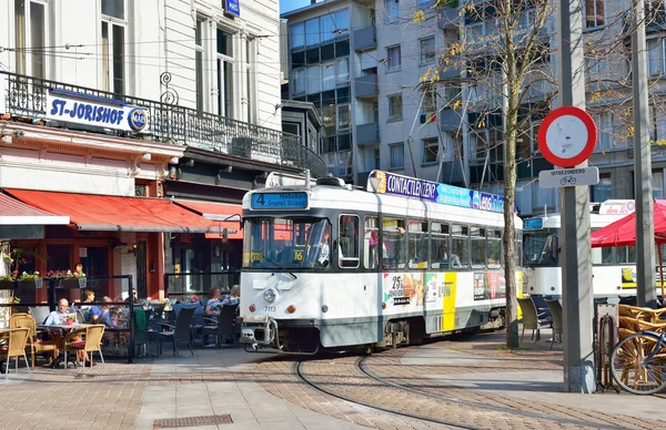 기차는 벨기에 안트베르펜에 있는 레오폴드 광장에서 멈춘다 — 스톡 사진